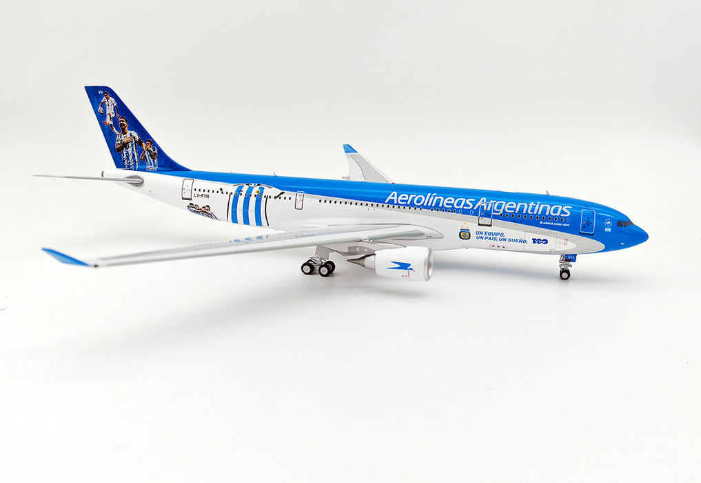 B-332-AR-WC | Blue Box 1:200 | Airbus A330-200 Aerolineas Argentinas LV-FVH, 'World Cup Winners' (with stand)