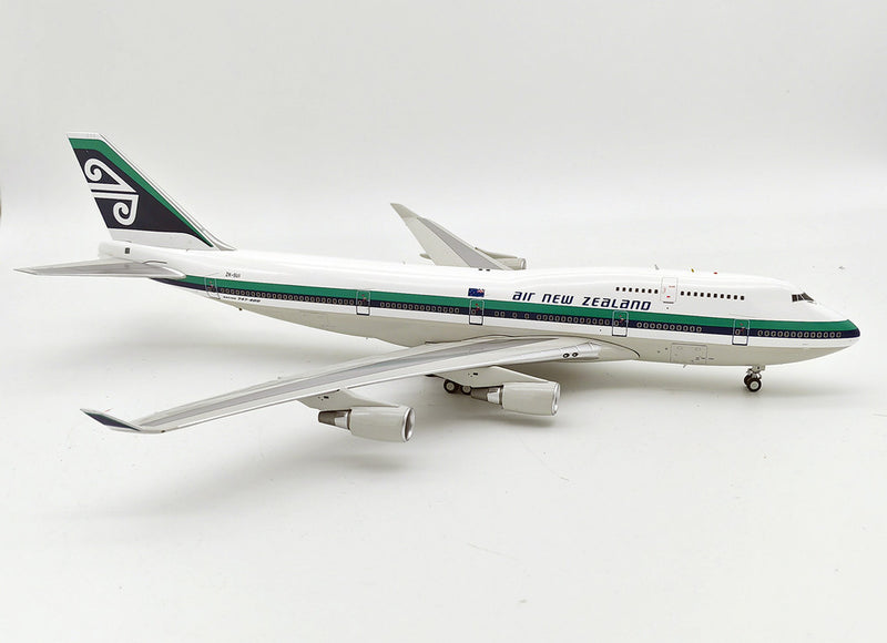 IF744NZ0423 | InFlight200 1:200 | Boeing 747-441 Air New Zealand ZK-SUI (with stand)
