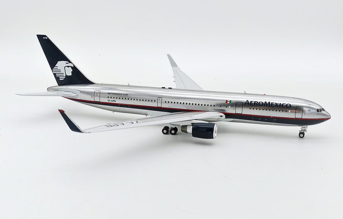 IF763AM1123P | InFlight200 1:200 | Boeing 767-3Q8 Aeromexico XA-APB (with stand)