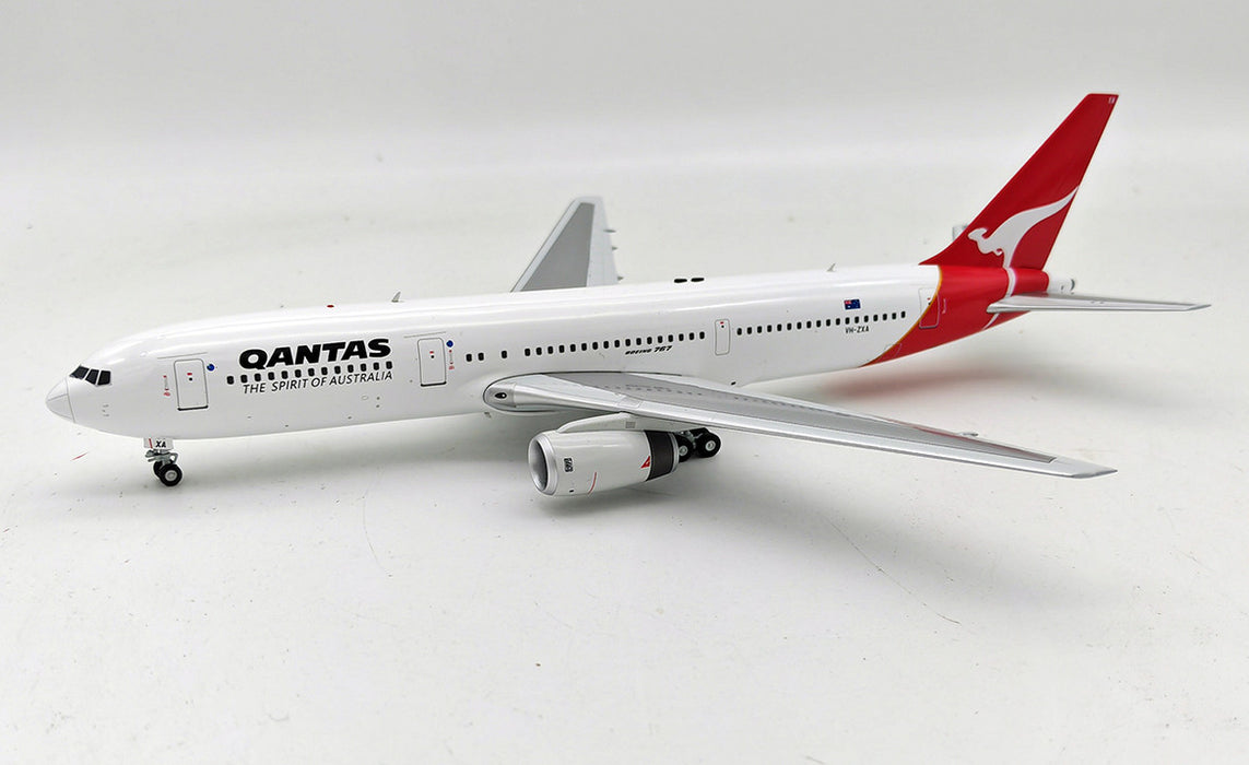 IF763QF1223 | InFlight200 1:200 | Boeing 767-336/ER Qantas VH-ZXA with stand