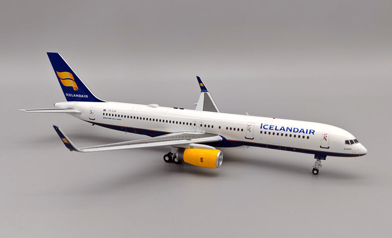 IF752FI123 | InFlight200 1:200 | Boeing 757-200 Icelandair TF-FIP (with stand)