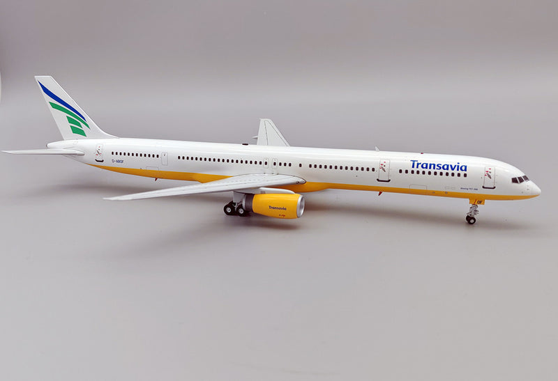 B-753-BOF | Blue Box 1:200 | Boeing 757-300 Transavia D-ABOF (with stand)