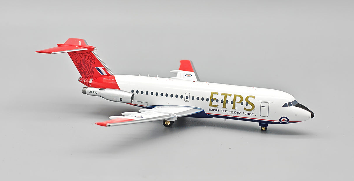 IF111ETPS432 | InFlight200 | BAC 111-479FU One-Eleven UK - Air Force ZE432 with stand