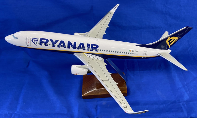 DM090 | Fibreglass Desktop Models 1:100 | Boeing 737-800 Ryanair EI-EKV