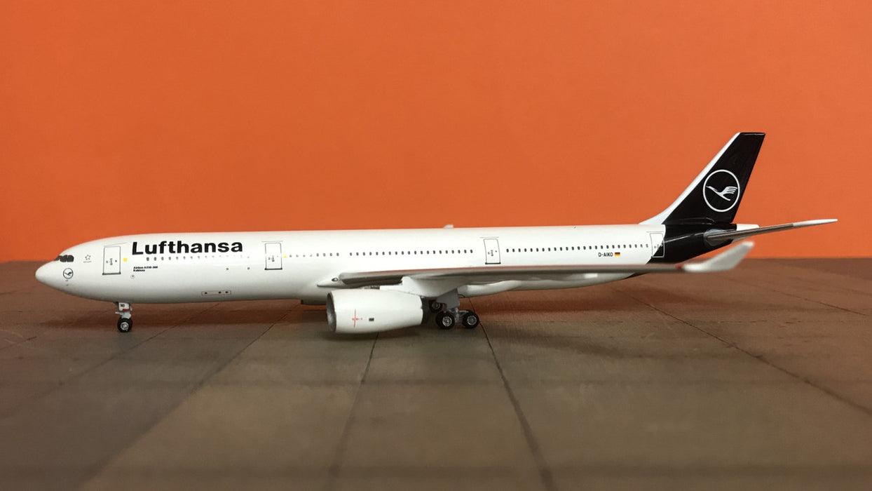 AC419499 | Aero Classics 1:400 | Airbus A330-300 Lufthansa D-AIKO,'New colours'