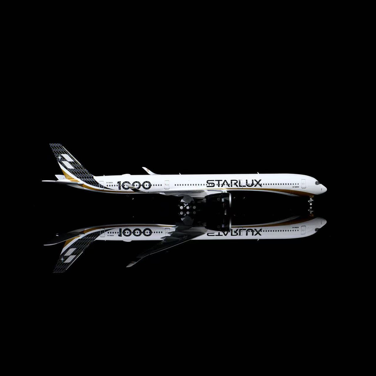 HA35K0012 | Aero Polaris 1:400 | Airbus A350-1000 Starlux Airlines B-58551 Carbon Fiber