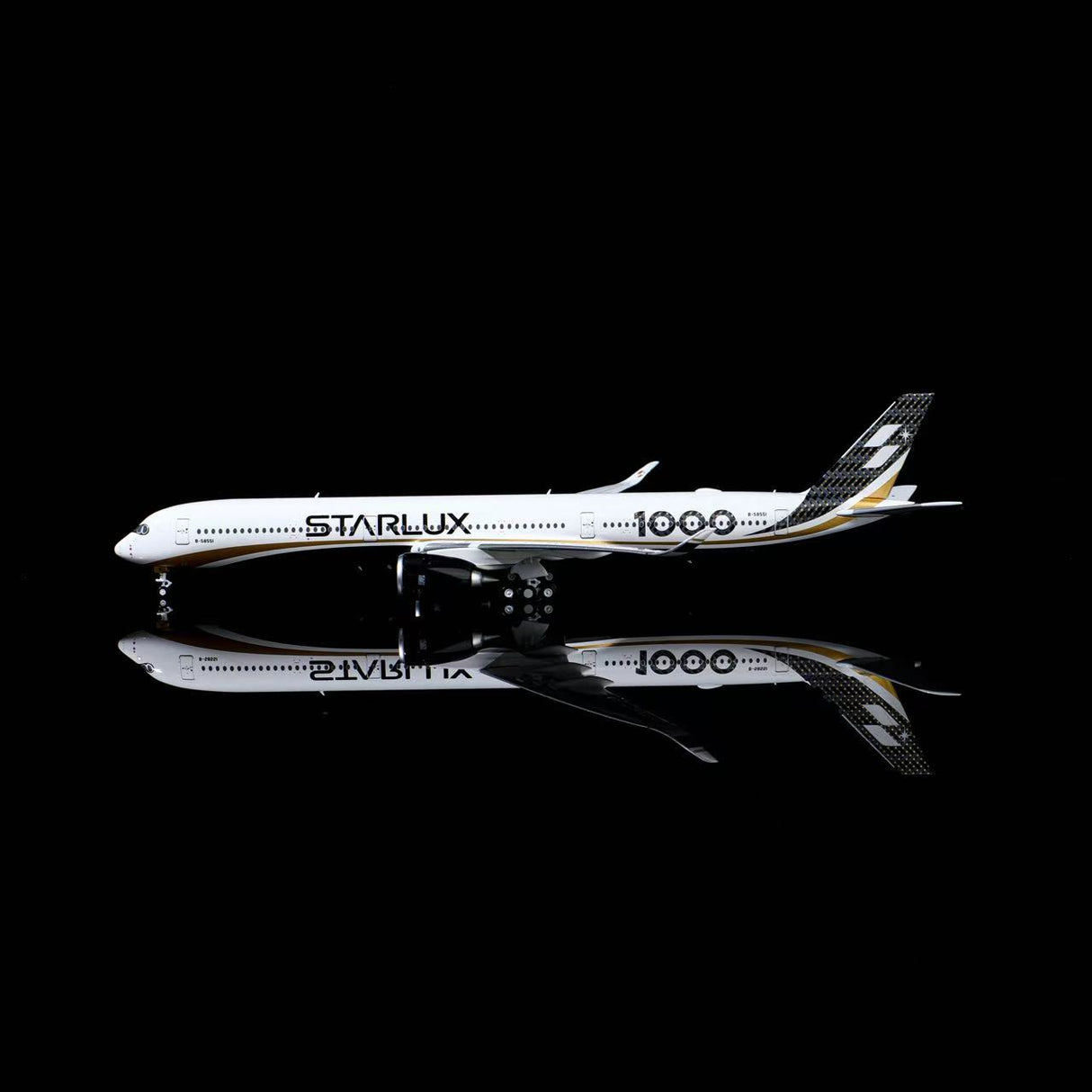 HA35K0012 | Aero Polaris 1:400 | Airbus A350-1000 Starlux Airlines B-58551 Carbon Fiber