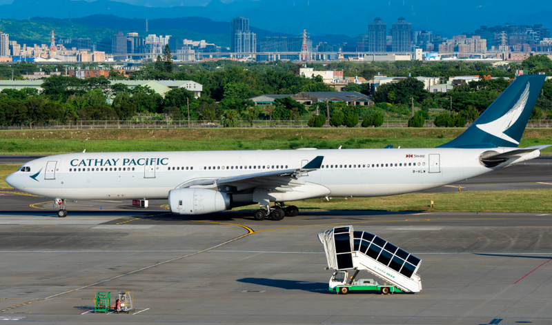 PH04664 | Phoenix 1:400 | Airbus A330-300 Cathay Pacific B-HLW