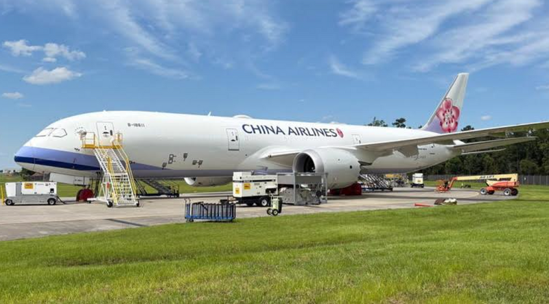 PH12050 | Phoenix 1:400 | Boeing 787-9 Dreamliner China Airlines B-18811 | is due November 2025