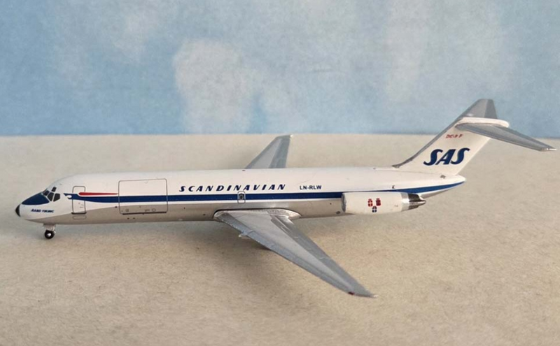 AC411445 | Aero Classics 1:400 | Douglas DC-9-30F Scandinavian Airlines LN-RLW Cargo