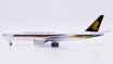 JC Wings 1:400 die-cast metal model of a Singapore Airlines Boeing 777-200.