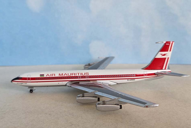 AC411470 | Aero Classics 1:400 | Boeing 707-300 Air Mauritius G-ARWD