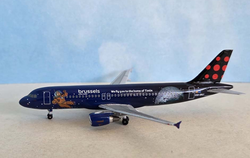 AC411543 | Aero Classics 1:400 | Airbus A320 Brussels Airlines OO-SNJ Belgian Icons - Tintin Explorers on the Moon