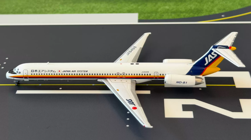 PH04679 | Phoenix 1:400 | McDonnell Douglas MD-81 JAS JA8498