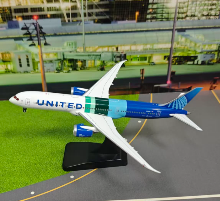 AV4404 | Aviation 400 | Boeing 787-9 Dreamliner United Airlines N24988 (detachable gear) | is due May 2026