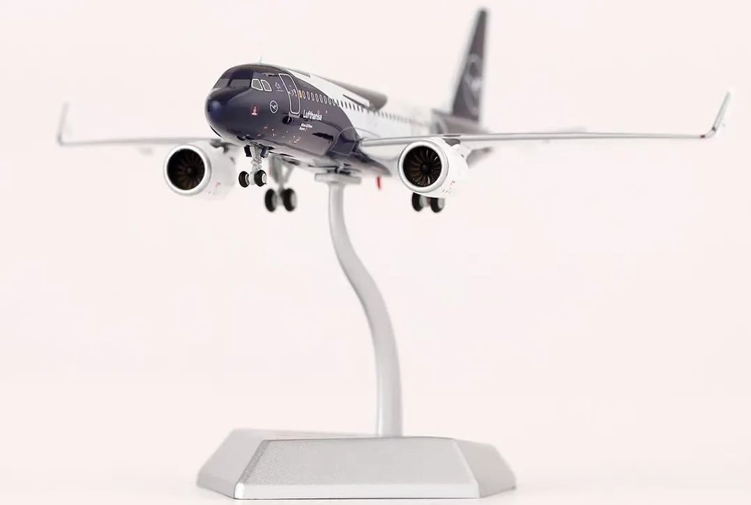 A420701 | HX Models 1:400 | Airbus A320neo Lufthansa D-AING 100th Anniversary