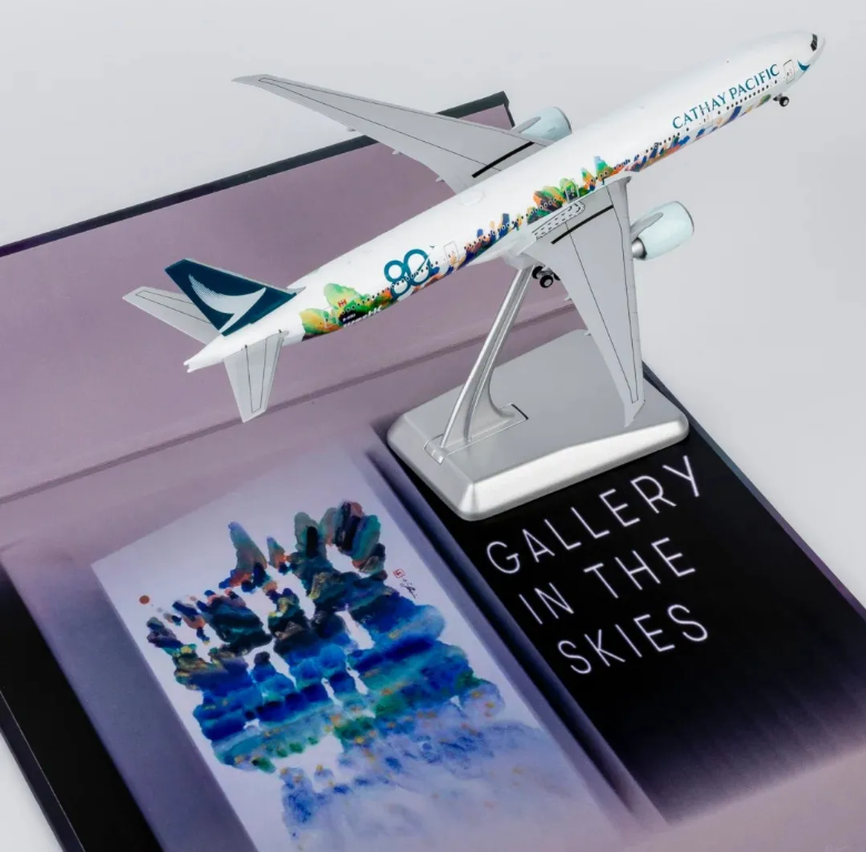 NG73109 | NG Models 1:400 | Boeing 777‑300ER Cathay Pacific B-KQU Spirit of Hong Kong – 80th Anniversary (with stand ULTIMATE)