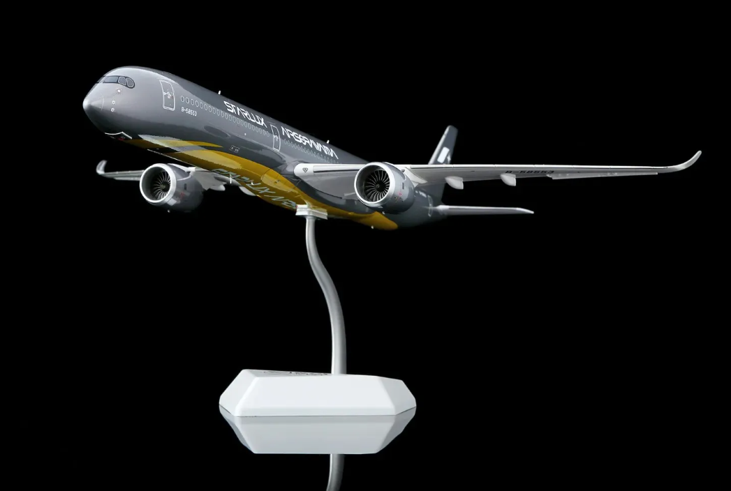 L2403 | SQ Wings 1:200 | Airbus A350-1000 STARLUX Airlines B-58553 "Airsorayama Silver" | is due July 2026