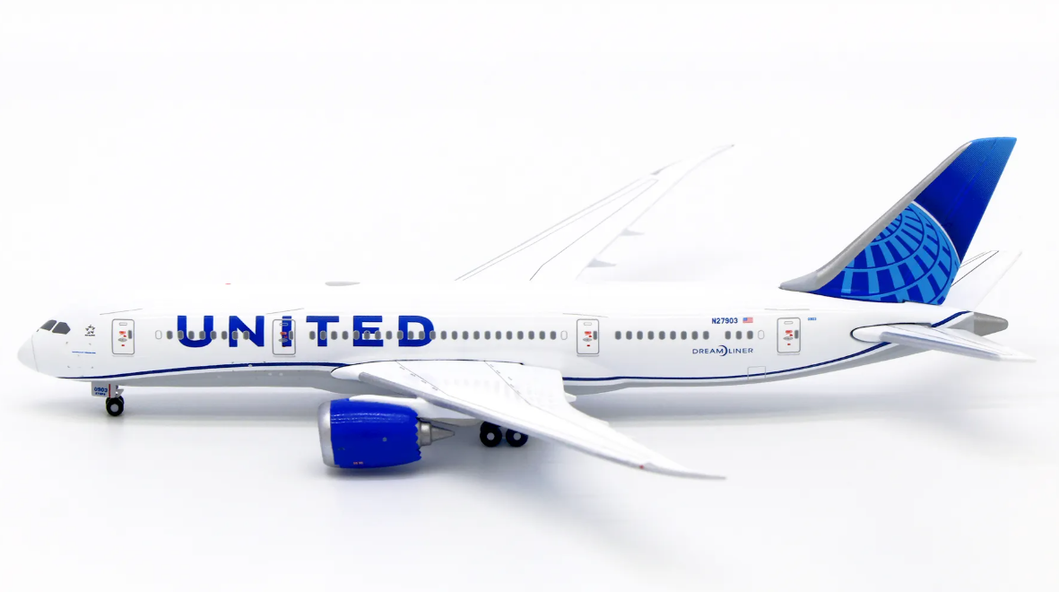 Boeing 787-8 aircraft model in United Airlines livery at 1:500 scale.
