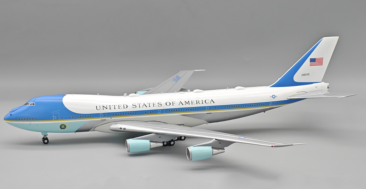 IFVC25A1126P | Inflight 200 | Boeing 747-200B VC-25A USAF 28000 PLUS COIN with stand detachable gear | is due July 2026
