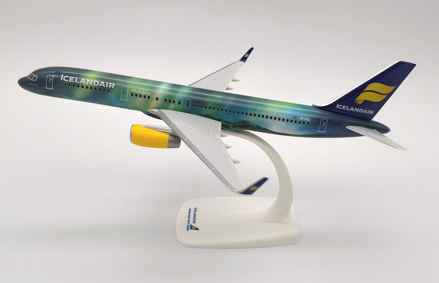 PPC Models 1:200 scale Boeing 757-200 Icelandair Aurora die-cast metal model.