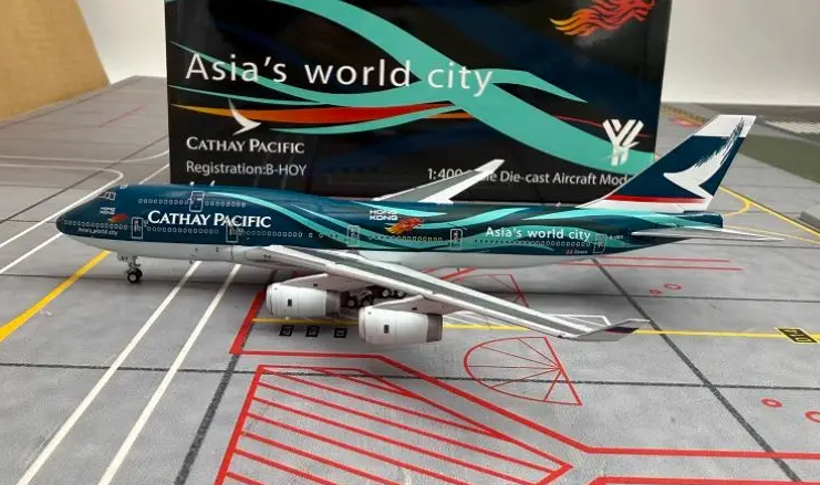 YY74404 | YY Wings 1:400 | Boeing 747-400 Cathay Pacific Asia's World City B-HOY | is due October 2025