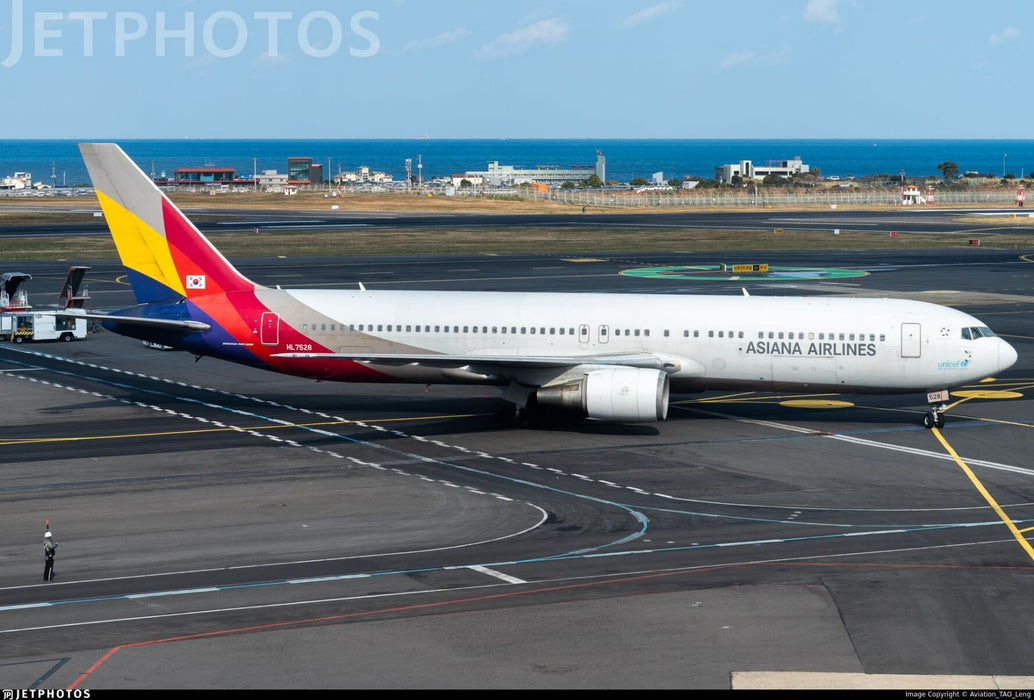 XX40668 | JC Wings 1:400 | Boeing 767-300ER Asiana Airlines HL7528, 'Last Flight' | is due March 2025