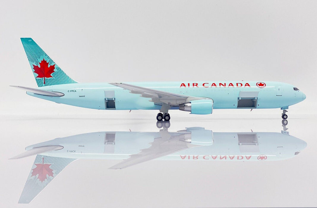 XX20233C | JC Wings 1:200 | Boeing 767-300 Air Canada Cargo C-FPCA, Interactive Series (with stand)