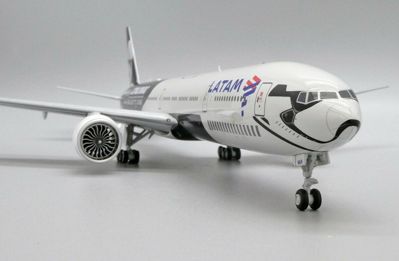 JCEW277W003 | JC Wings 1:200 | BOEING 777-300(ER) LATAM Galaxy's Edge PT-MUA