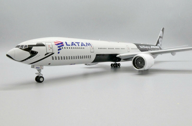 JCEW277W003 | JC Wings 1:200 | BOEING 777-300(ER) LATAM Galaxy's Edge PT-MUA