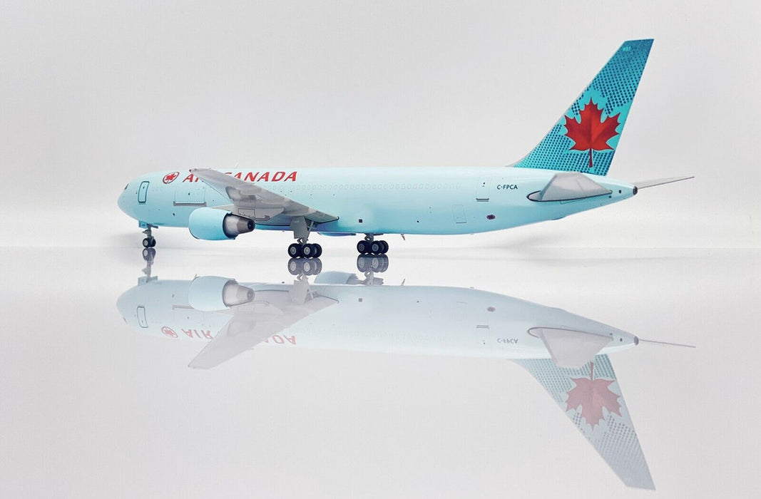 XX20233C | JC Wings 1:200 | Boeing 767-300 Air Canada Cargo C-FPCA, Interactive Series (with stand)