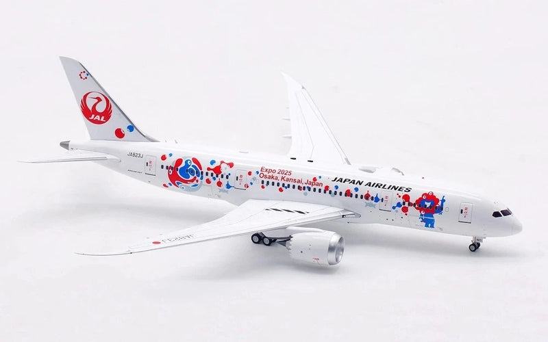L2098 | SQ Wings 1:200 | Boeing 787-8 JAL JA823J 'with stand'
