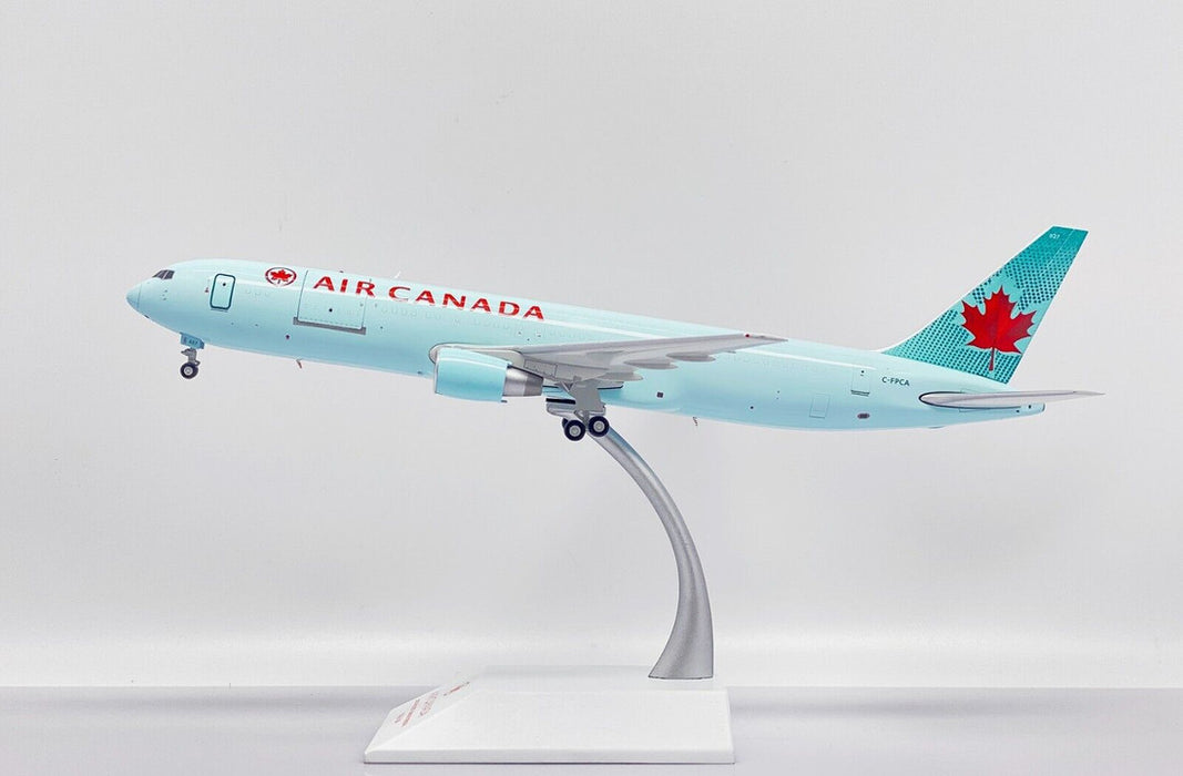 XX20233C | JC Wings 1:200 | Boeing 767-300 Air Canada Cargo C-FPCA, Interactive Series (with stand)