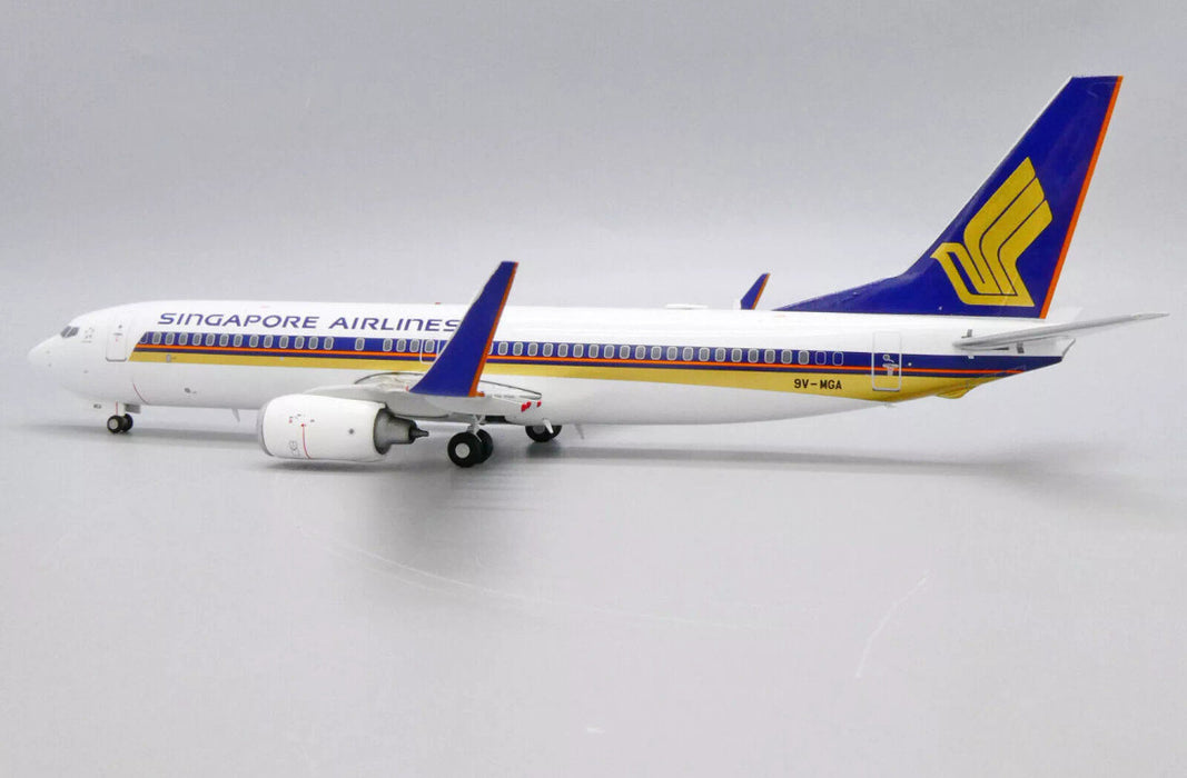 EW2738015 | JC Wings 1:200 | Boeing 737-800 Singapore Airlines 9V-MGA (with stand, flaps up)