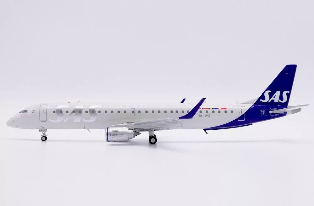 XX20273 | JC Wings 1:200 | Embraer E-190-200LR SAS link SE-RSK (with stand)