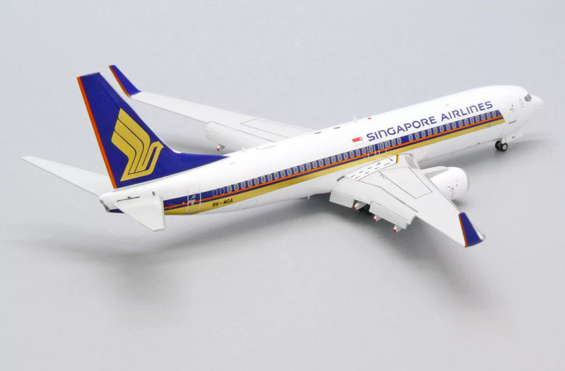 EW2738015A | JC Wings 1:200 | Boeing 737-800 Singapore Airlines 9V-MGA (with stand, flaps down)