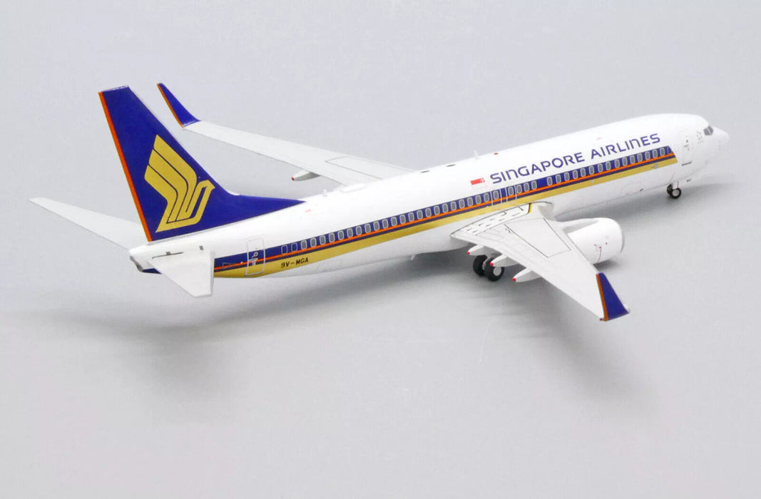 EW2738015 | JC Wings 1:200 | Boeing 737-800 Singapore Airlines 9V-MGA (with stand, flaps up)