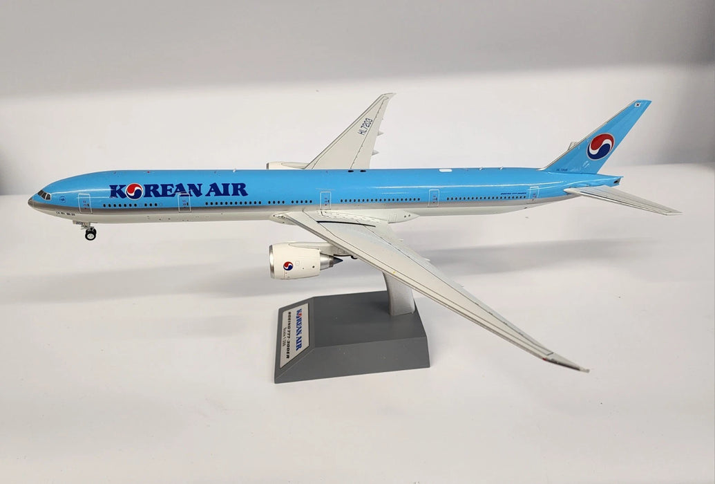 B-773-KL-0119 | Blue Box 1:200 | Boeing 777-3B5/ER Korean Air HL7203 (with stand)