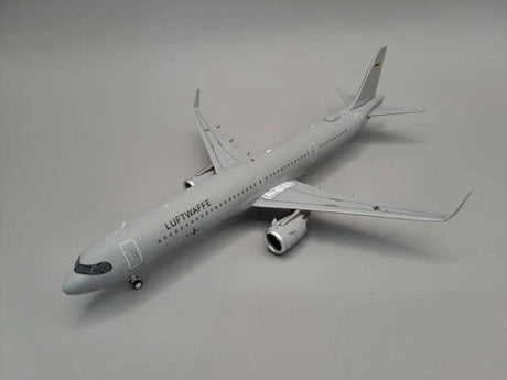 Detailed die-cast model aircraft representing an Airbus A321-251NX in 1:200 scale.