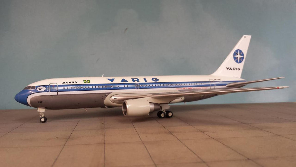 XX2716P | JC Wings 1:200 | Boeing 767-200 Varig (polished, with stand)